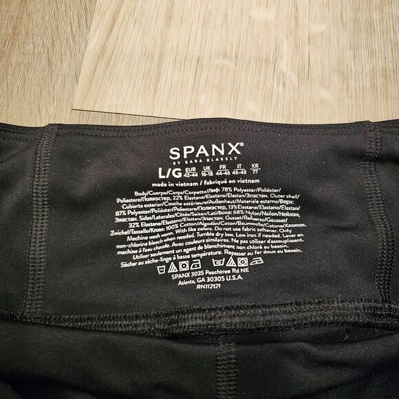 Spanx size Large Sport Shorts in Black - Picture 3 of 6